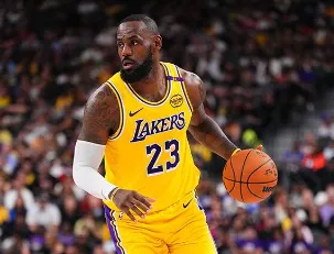 九游服务-詹姆斯半场出战17分钟，投篮15中6得到18分4篮板6助攻3抢断